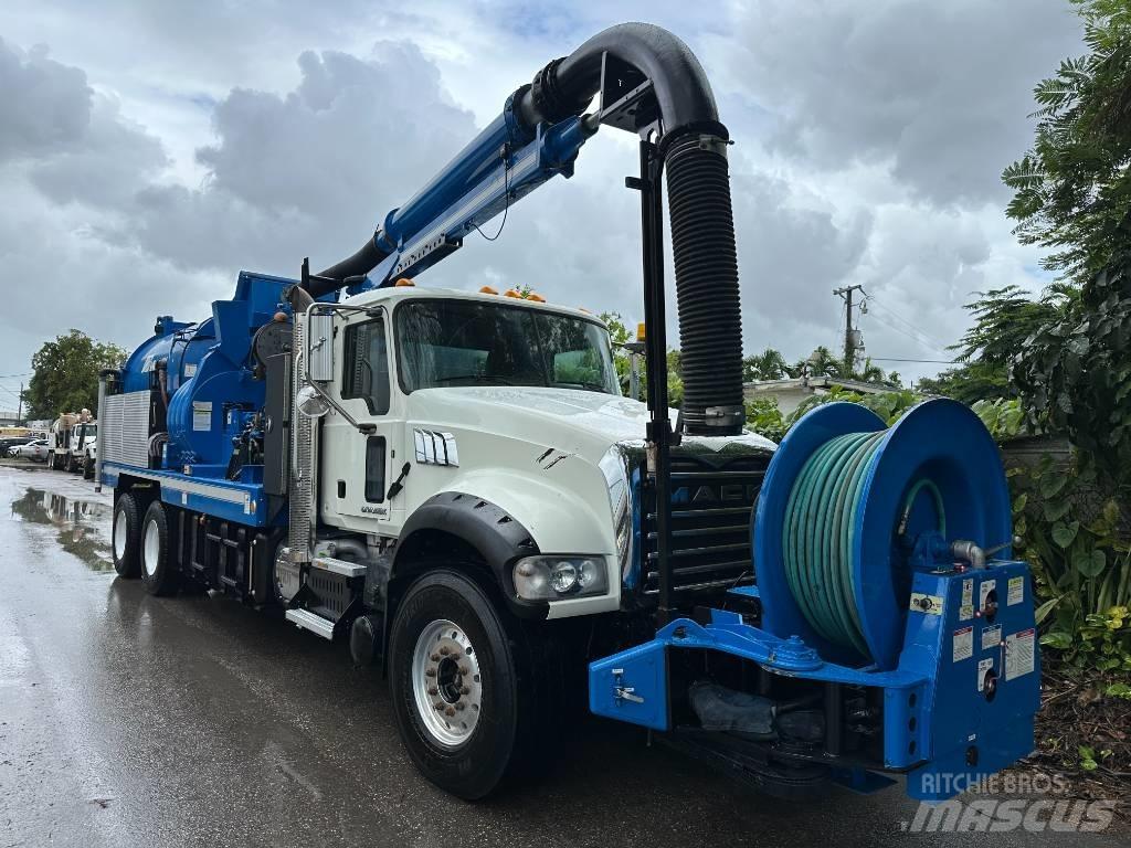 Mack GU713 Kombiji / vakuumski kamioni