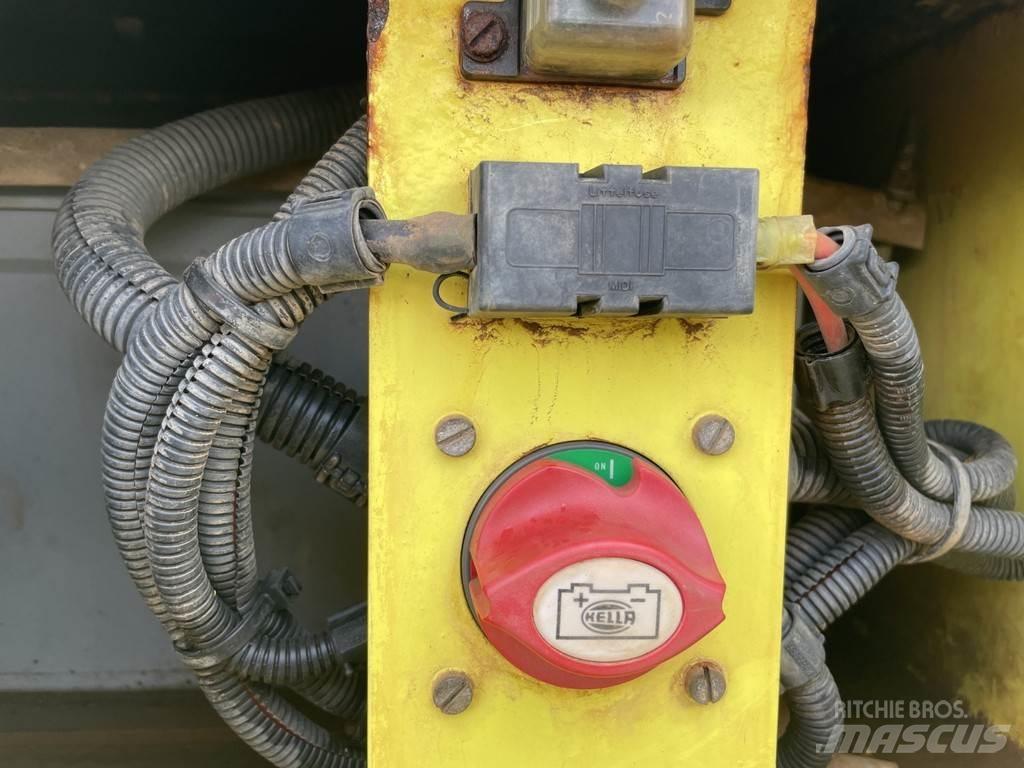 Ammann AP 240 Gumeni valjci na kotačima