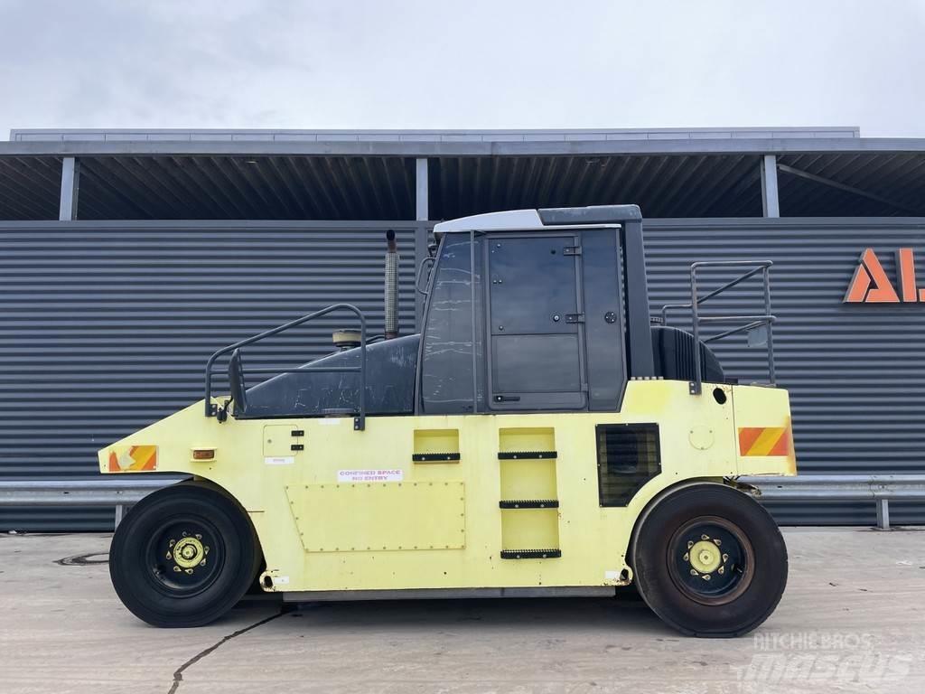 Ammann AP 240 Gumeni valjci na kotačima