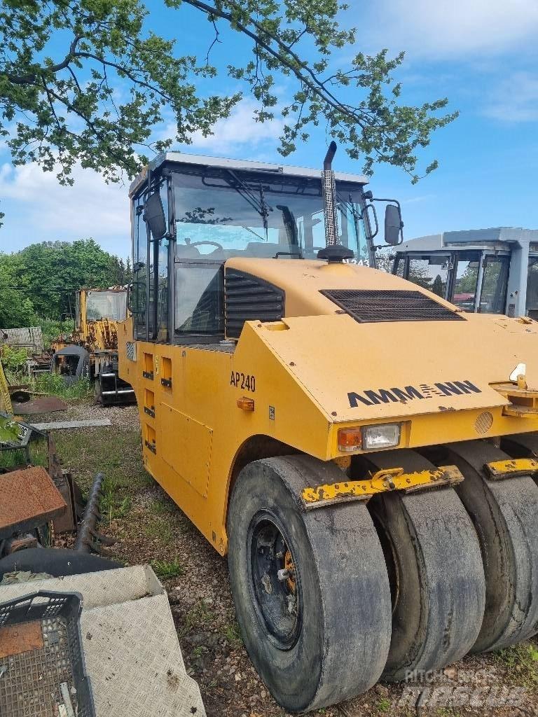Ammann AP 240 Gumeni valjci na kotačima