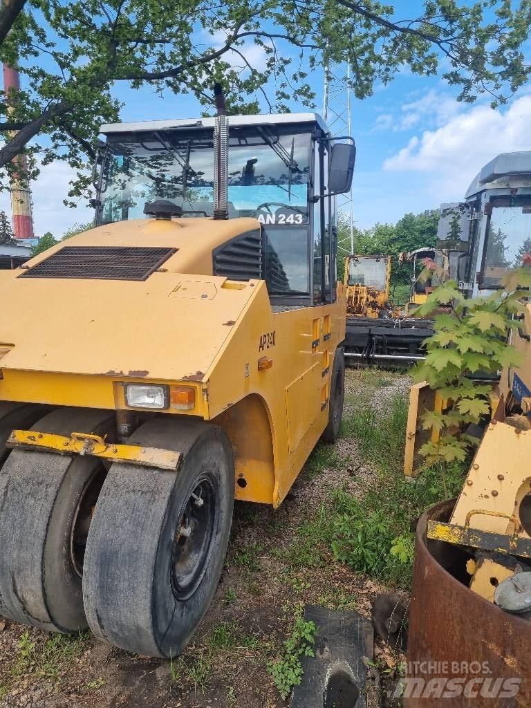 Ammann AP 240 Gumeni valjci na kotačima