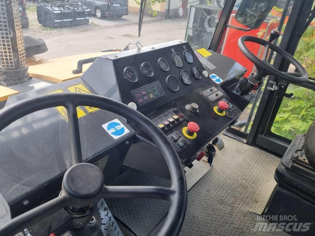 Ammann AP 240 Gumeni valjci na kotačima