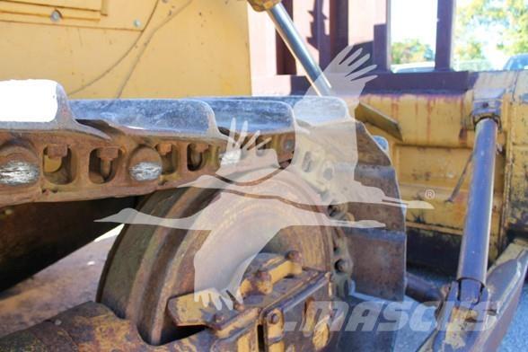 CAT D6D Buldožeri gusjeničari