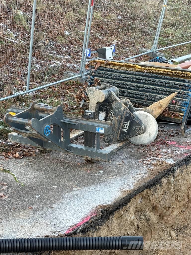 CAT M318 Bageri na kotačima