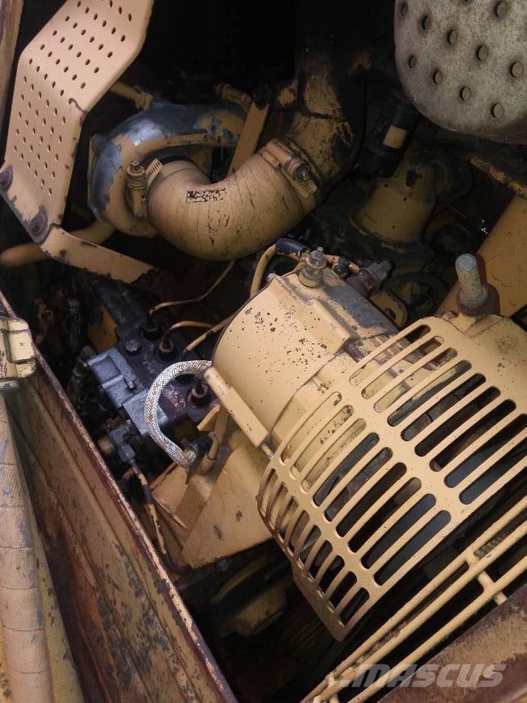 CAT D 4 H Buldožeri gusjeničari
