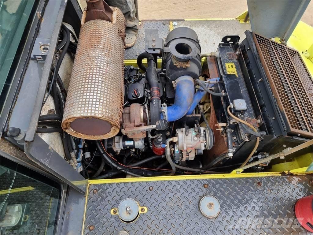 Ammann AP 240 Gumeni valjci na kotačima