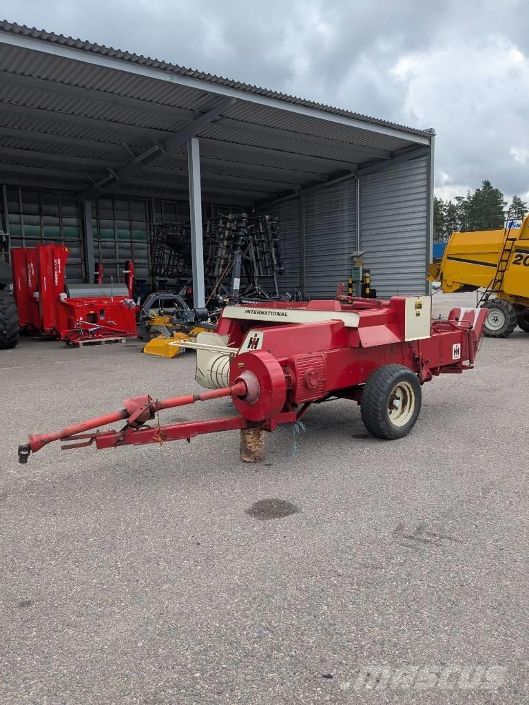 International 430 T Balirke za kockaste bale