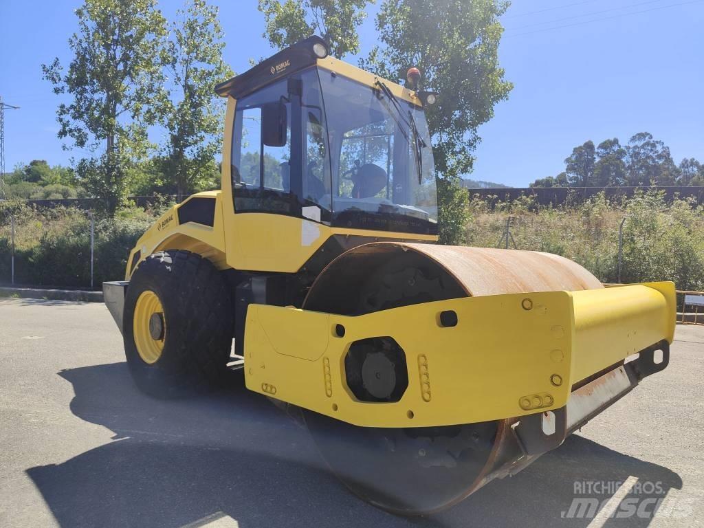 Bomag BW 211 D-50 Gumeni valjci na kotačima