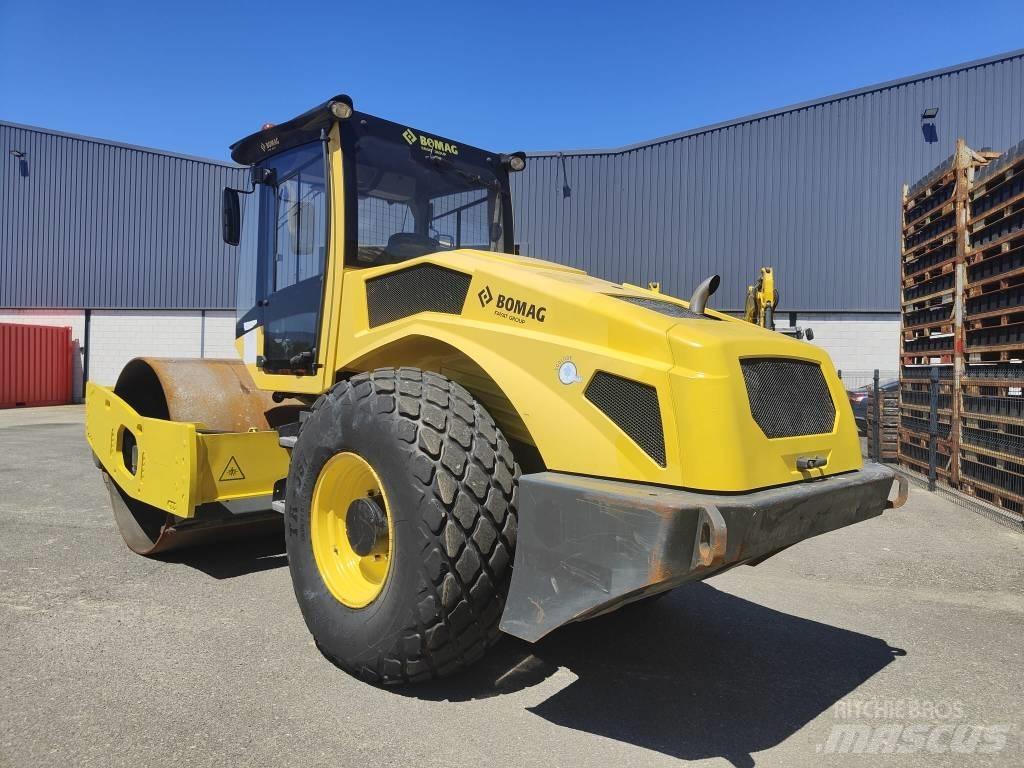 Bomag BW 211 D-50 Gumeni valjci na kotačima