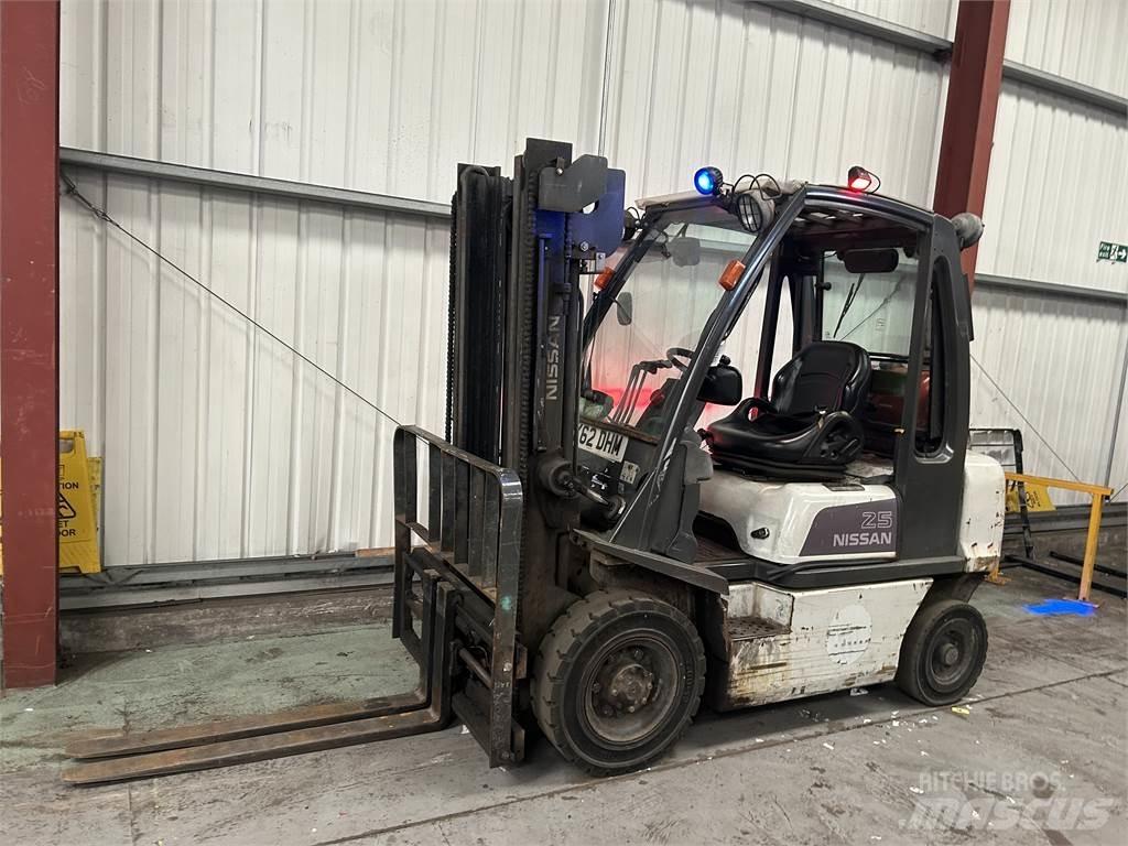 Nissan U1D2A25 Plinski viličari