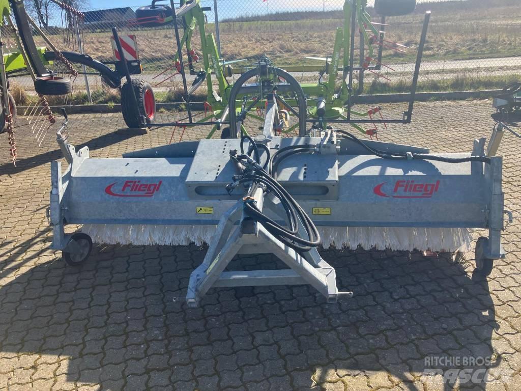 Fliegl Kost 2,8 m. Ostala oprema za traktore