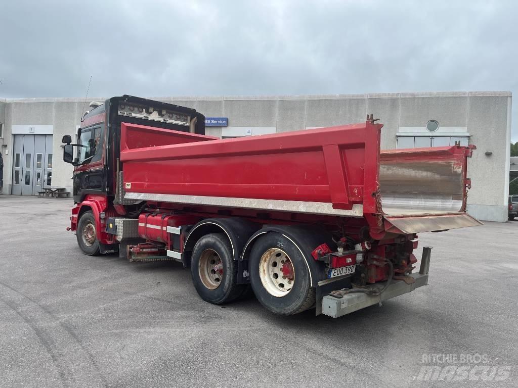 Scania R580 Rol kiper kamioni s kukama za dizanje