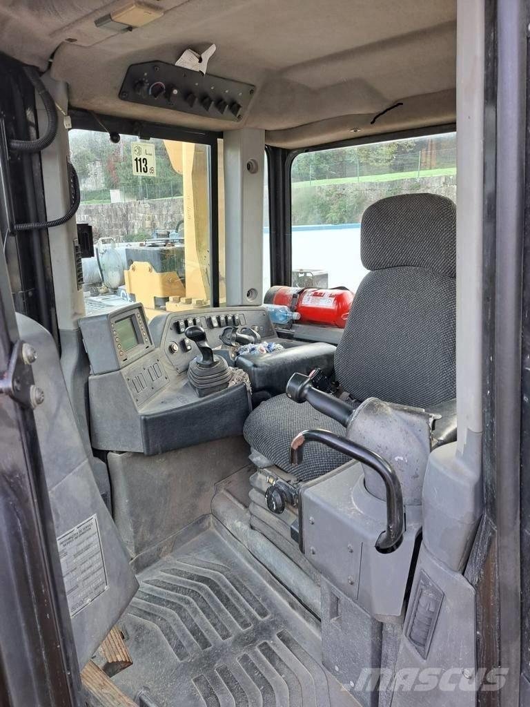 CAT D 8 T Buldožeri gusjeničari