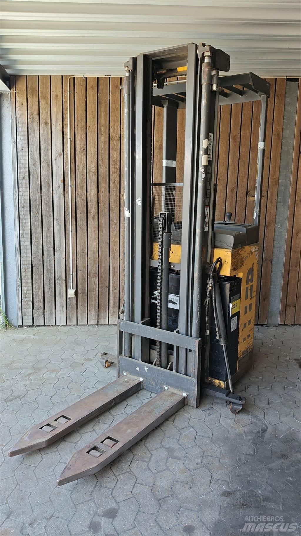 Atlet AJN Nisko podizni električni viličar sa platformu