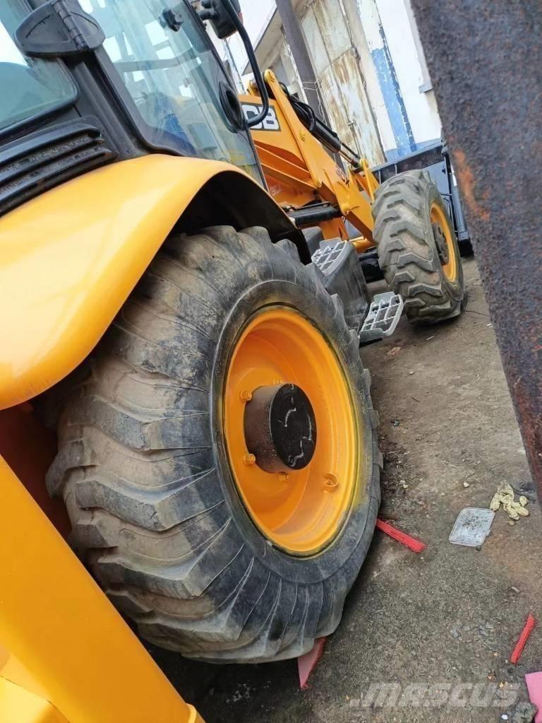 JCB 3 CX Bageri na kotačima