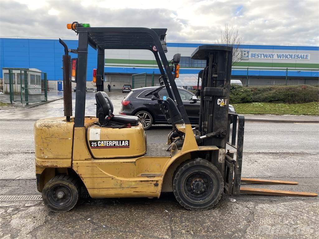 CAT DP25K Dizelski viličari
