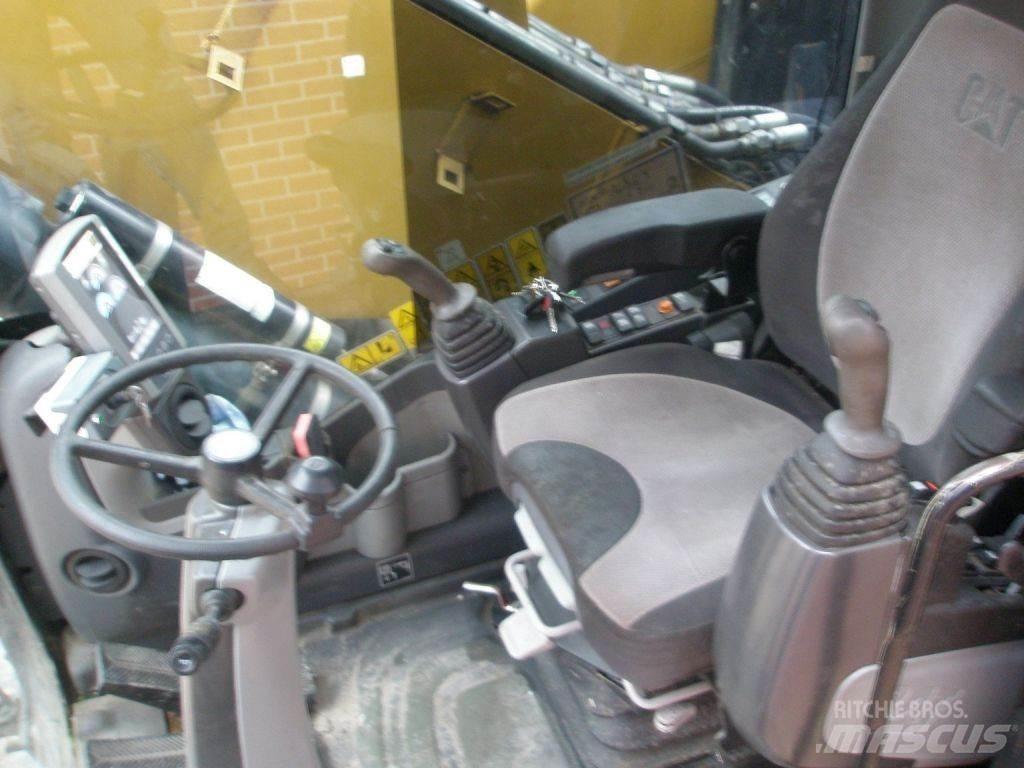 CAT M318D Bageri na kotačima