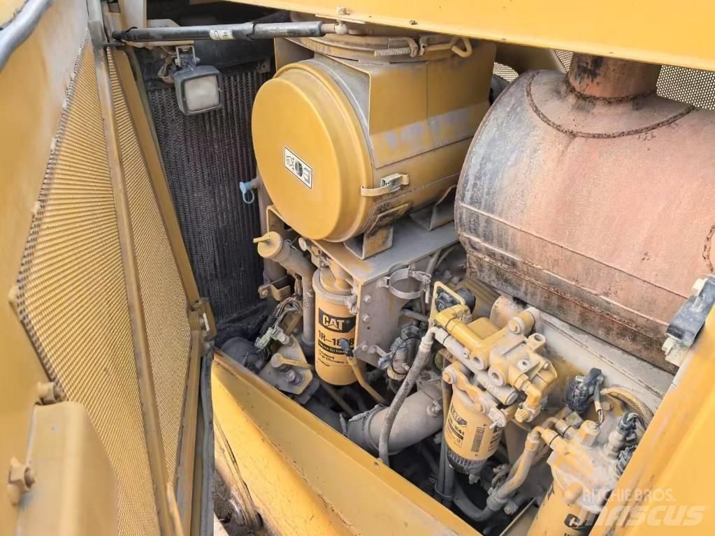 CAT D8T bulldozers Buldožeri gusjeničari