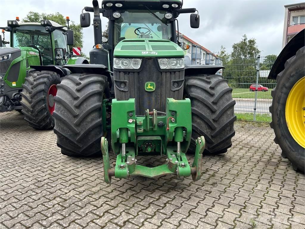 John Deere 8335R Traktori