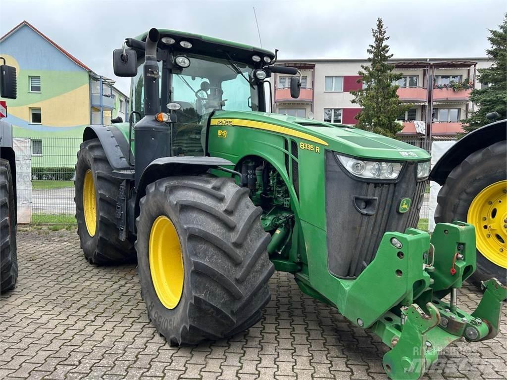 John Deere 8335R Traktori