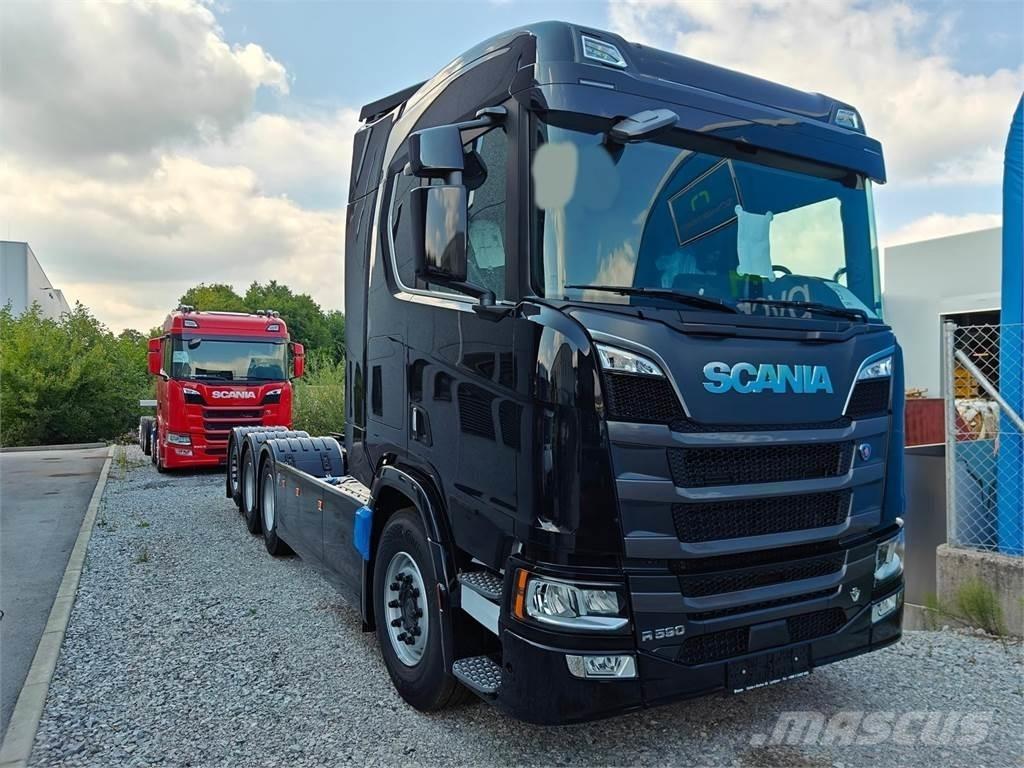 Scania R590 8x4 Rol kiper kamioni s kukama za dizanje