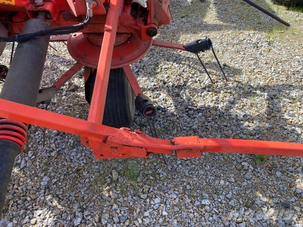 Kuhn GF8702 Okretači i sakupljači sijena