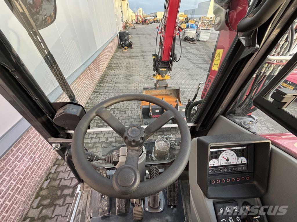Yanmar YAN B110W Bageri na kotačima