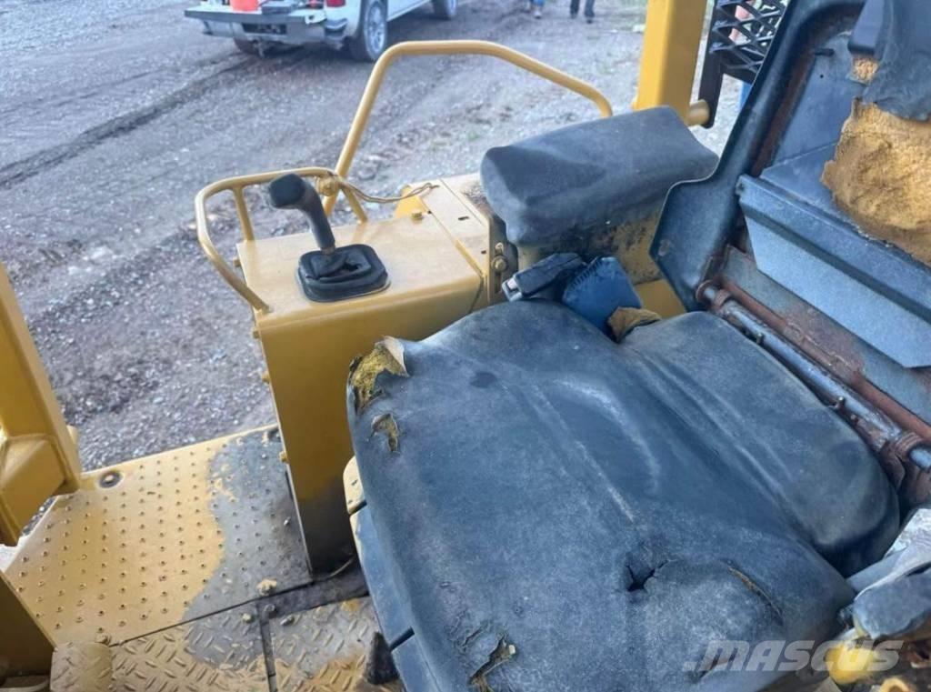 CAT D4C3 Buldožeri gusjeničari