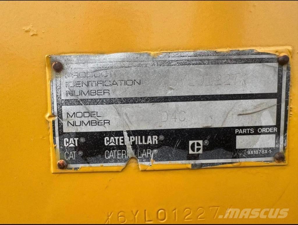 CAT D4C3 Buldožeri gusjeničari