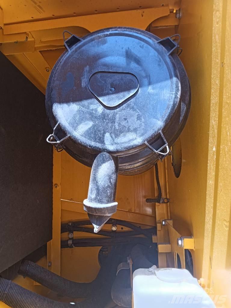 Komatsu PC 220 Bageri gusjeničari
