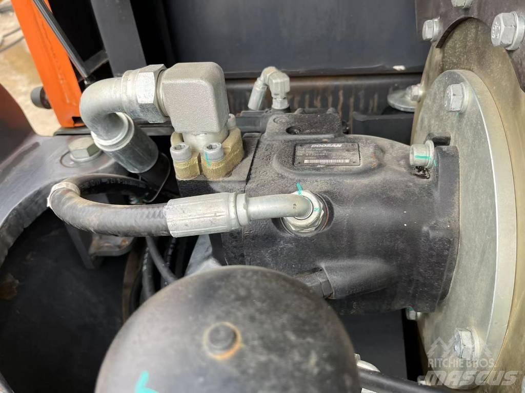Doosan DX 140 LC Bageri gusjeničari