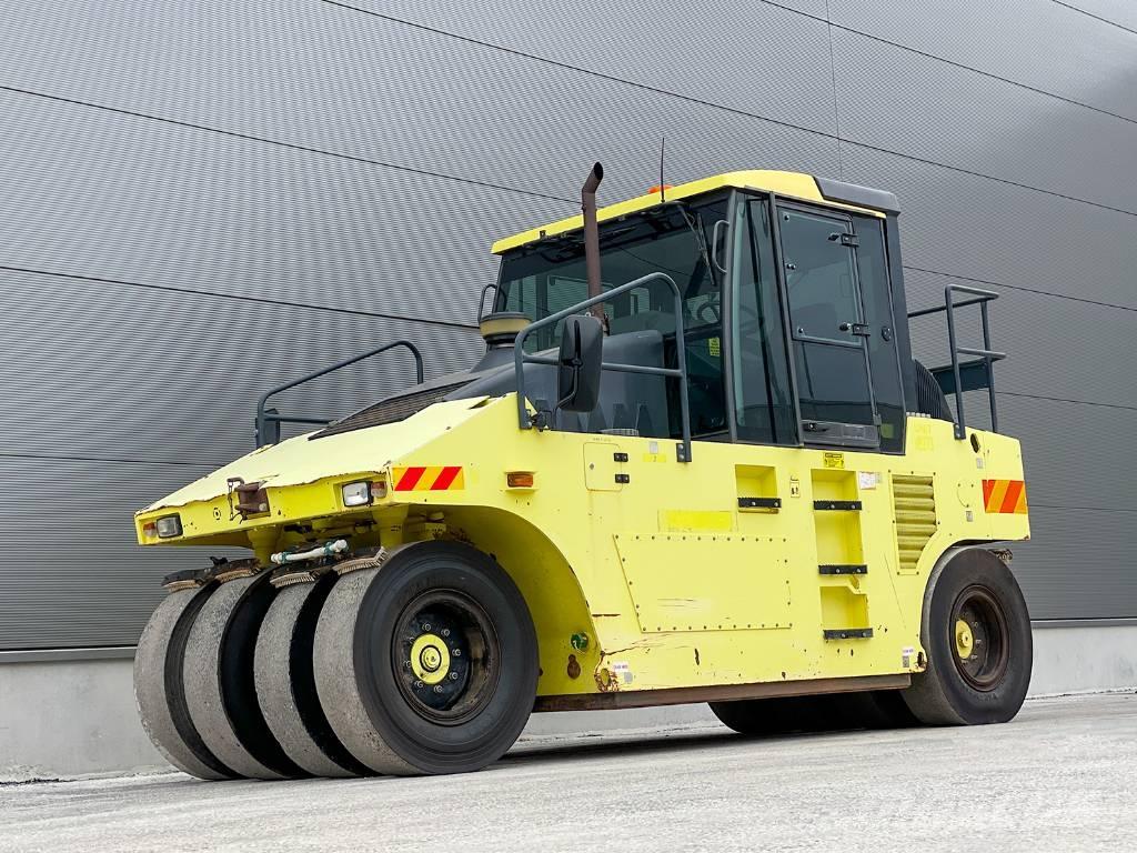Ammann AP 240 Gumeni valjci na kotačima
