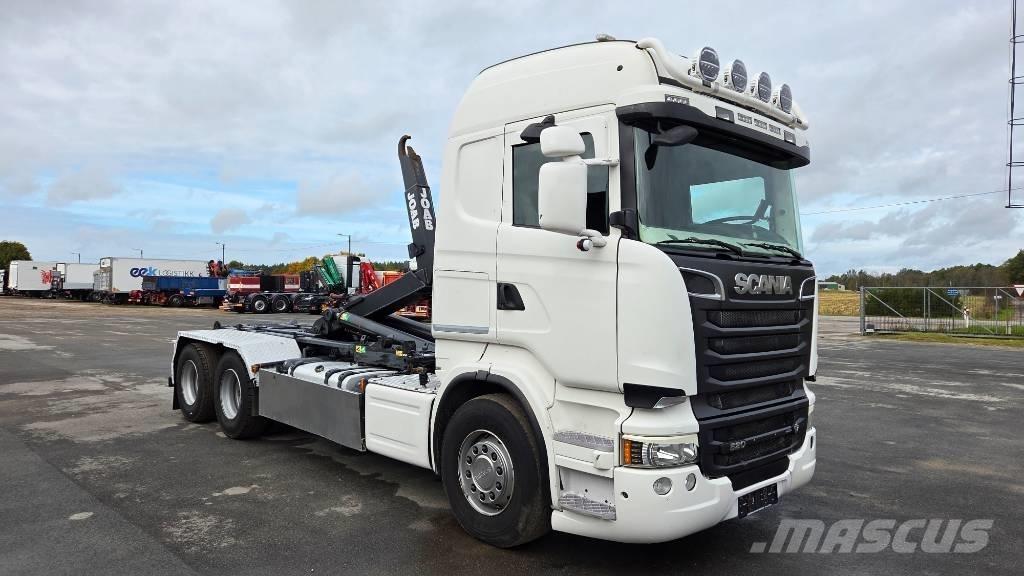 Scania R520 6X4 Rol kiper kamioni s kukama za dizanje