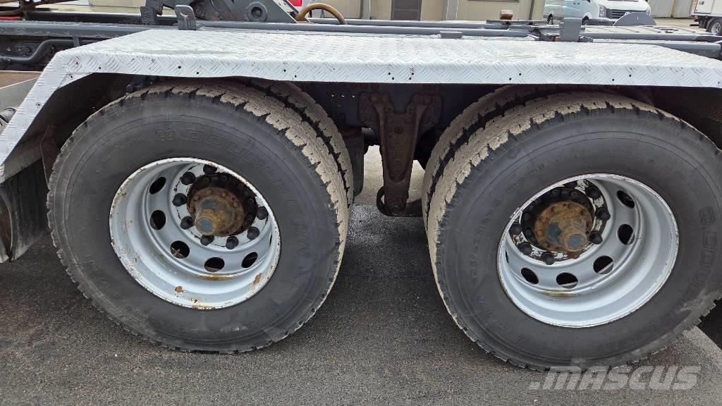Scania R520 6X4 Rol kiper kamioni s kukama za dizanje