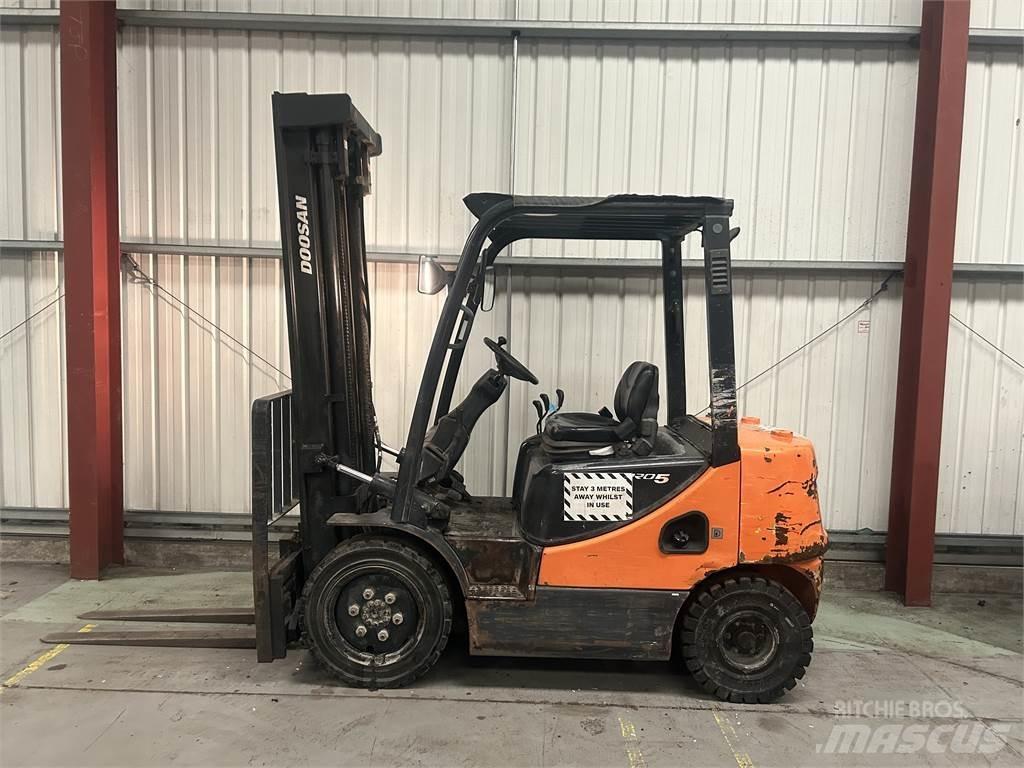 Doosan D25S-5 Dizelski viličari