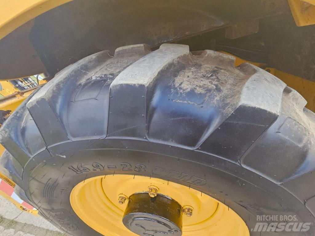 Komatsu WB 93 S-5 Utovarni rovokopači