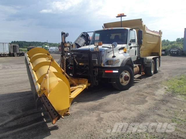 International 7400 Sniježne daske i  plugovi