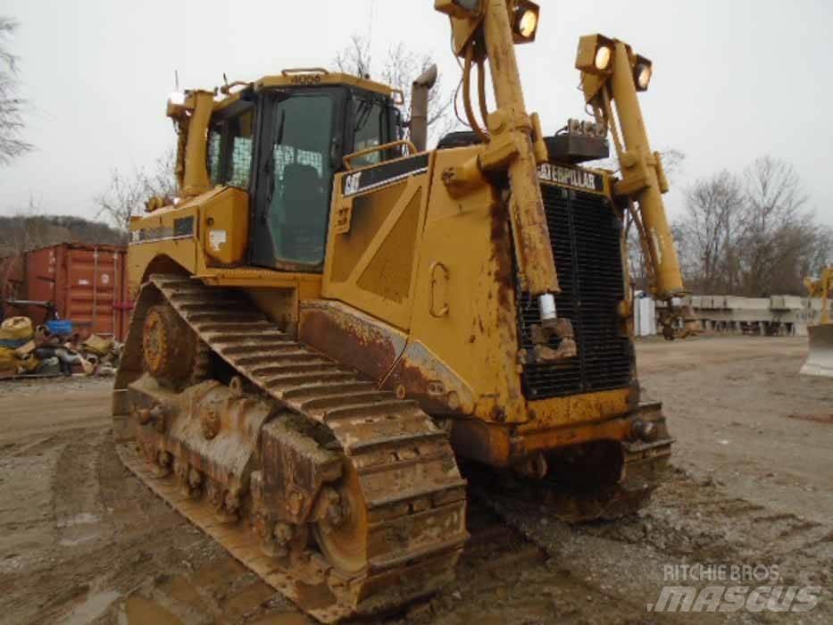 CAT D 8 T Buldožeri gusjeničari