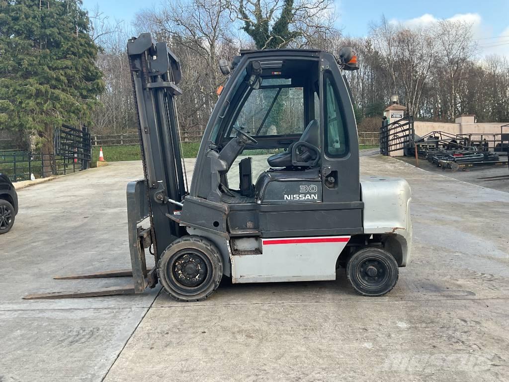 Nissan 30 Forklift Teleskopski viličari
