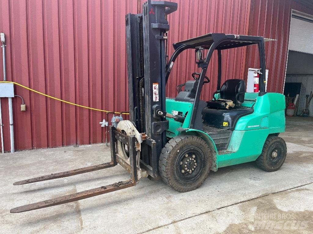 Mitsubishi FD40N1 Terenski viličar