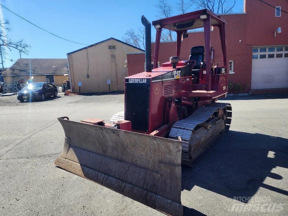 CAT D 3 C III Buldožeri gusjeničari