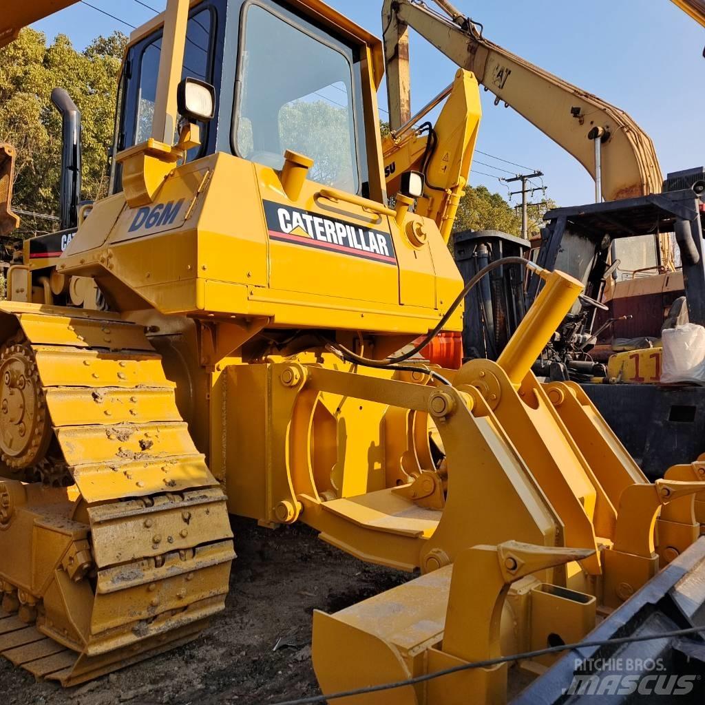 CAT D 6 M Buldožeri gusjeničari