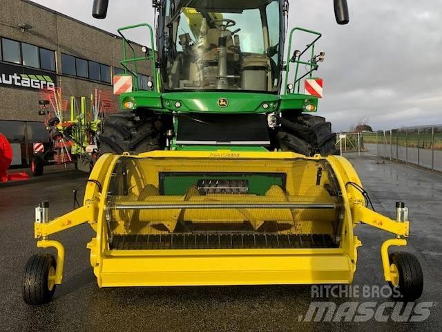 John Deere 8200 i Strojevi za krmu na vlastiti pogon