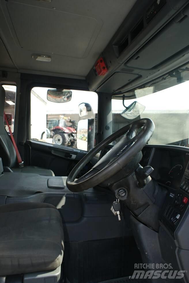 Scania P 360 CB Kamioni s ravnim pločom / vitlom