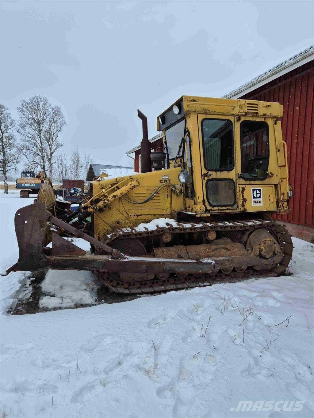 CAT D4E Buldožeri gusjeničari