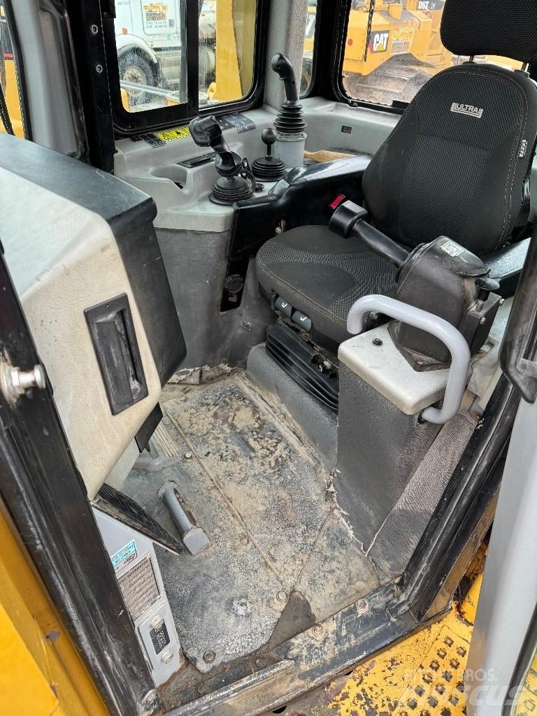 CAT D 6 T XW Buldožeri gusjeničari