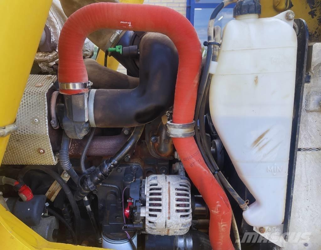 Komatsu WB 93 R-5 Utovarni rovokopači