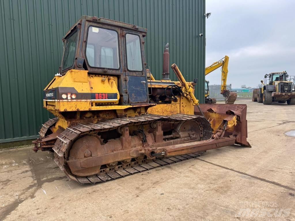 Komatsu D63E-1 Buldožeri gusjeničari
