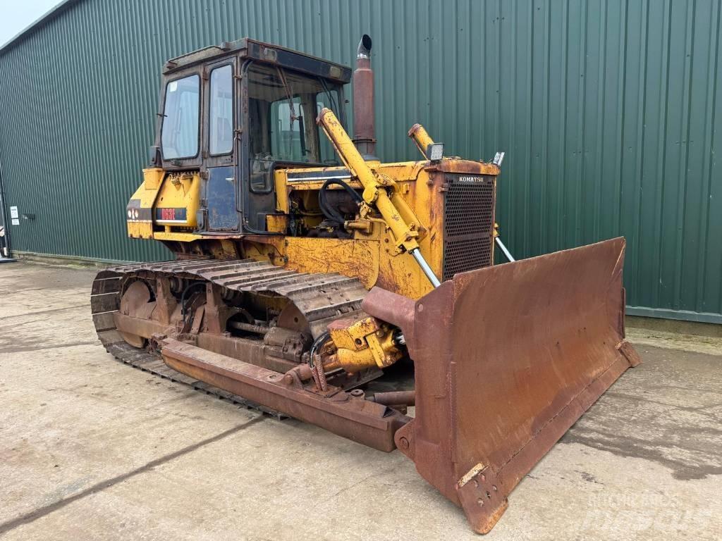 Komatsu D63E-1 Buldožeri gusjeničari
