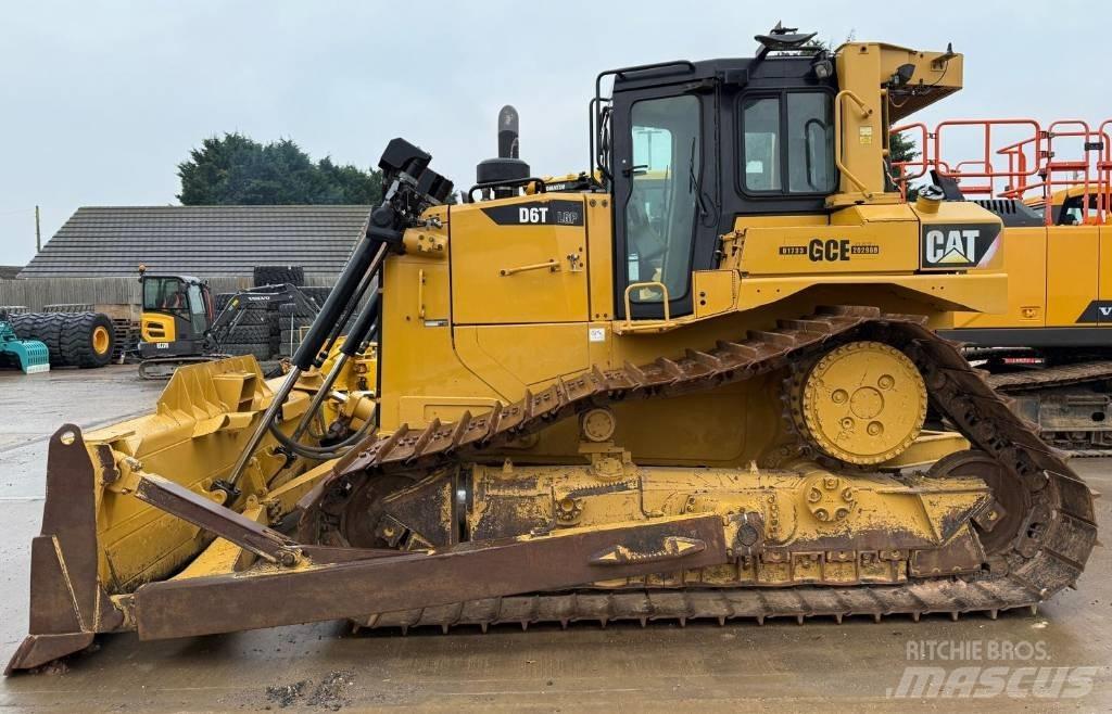 CAT D6T Buldožeri gusjeničari